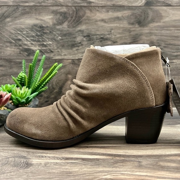 NIB BOC Born Settle Taupe Suede Ruched Ankle Bootie 9M 40.5 - Picture 6 of 12